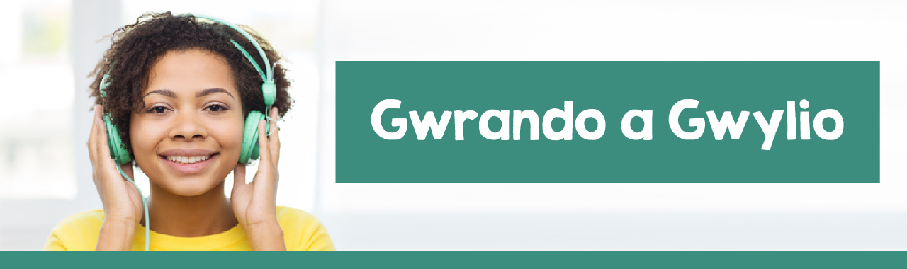 Teitl Gweld ac Gwrando - Dynes yn gwrando ar podleidiad